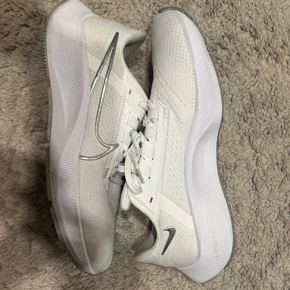 White Nike Air Zoom Pegasus